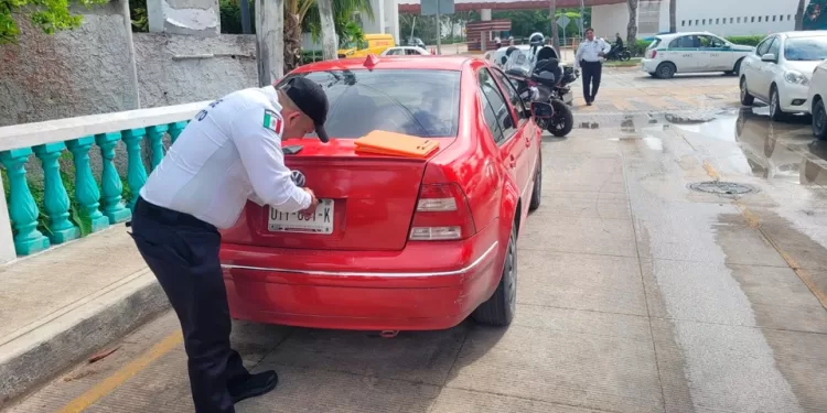 Continúan operativos para que se respeten espacios de estacionamiento en Cancún