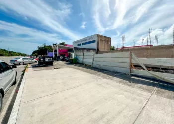 Padres impiden construcción de gasolinera en lote contiguo a una escuela de Playa del Carmen