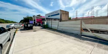 Padres impiden construcción de gasolinera en lote contiguo a una escuela de Playa del Carmen
