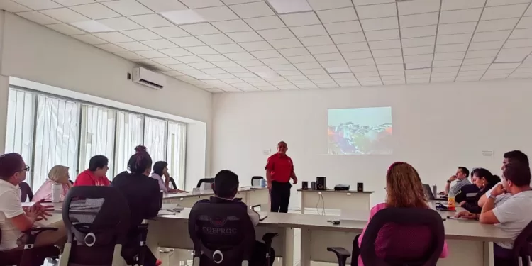 Bomberos de Cancún imparten capacitación en evacuación de edificios