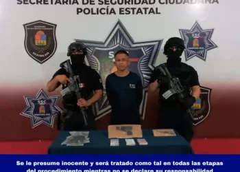 Trata de escapar con una réplica de pistola y un cuchillo