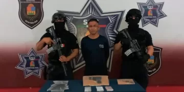 Trata de escapar con una réplica de pistola y un cuchillo