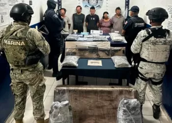 La policía captura a ocho personas, asegura dos armas de fuego y 240 dosis de drogas