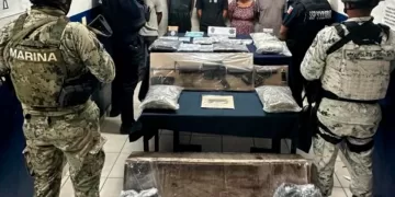 La policía captura a ocho personas, asegura dos armas de fuego y 240 dosis de drogas