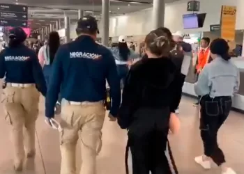 En un vuelo que despegó de Cancún llegan a Colombia las mujeres rescatadas en Tabasco