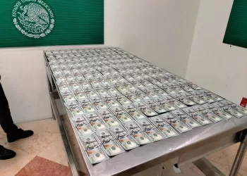 Ucraniano detenido en aeropuerto de Cancún; trataba de meter más de $600,000 sin declarar