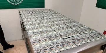 Ucraniano detenido en aeropuerto de Cancún; trataba de meter más de $600,000 sin declarar