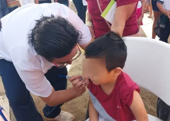 Vacunan contra la influenza y sarampión a estudiantes de nivel básico en Lázaro Cárdenas