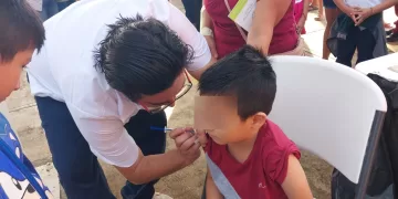 Vacunan contra la influenza y sarampión a estudiantes de nivel básico en Lázaro Cárdenas