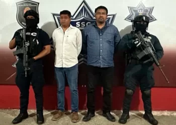 Par de individuos agreden a golpes a policías que los detuvo al conducir zigzagueando