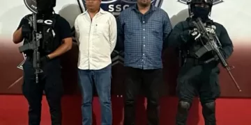 Par de individuos agreden a golpes a policías que los detuvo al conducir zigzagueando