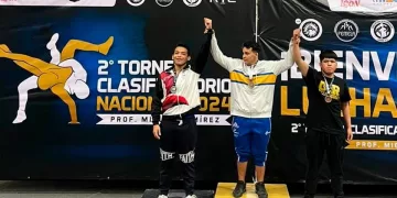 Luchadores quintanarroenses obtienen cuatro medallas de plata y una de bronce en Monterrey