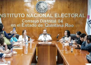 Reciben socios de la Coparmex Quintana Roo acreditaciones como observadores electorales