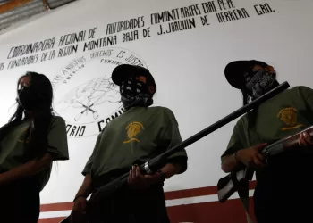 AYAHUALTEMPA, GUERRERO, 24ENERO2024.- Un grupo de 20 menores de edad, 15 niños y 5 niñas, fueron presentados en asamblea en la localidad de Ayahualtempa, perteneciente al municipio de José Joaquín de Herrera (Hueycantenango), a menos de 24 horas de que el gobierno del estado subiera a reunirse con las autoridades de este lugar. De acuerdo con mandos comunitarios de la Coordinadora Regional de Autoridades Comunitarias - Pueblos Fundadores (CRAC-PF), solo los mayores de 15 años cuentan con la capacidad para organizar y defender su pueblo, solo en los casos donde los demás integrantes salgan a hacer recorridos fuera de su localidad. La mañana de este miércoles, a menos de 24 horas de que el gobierno estatal acudiera a esta localidad para atender sus peticiones y buscar impedir la presentación de los menores, los policías comunitarios y los habitantes realizaron una asamblea para presentar a los nuevos integrantes de este cuerpo de autodefensa. Durante la asamblea, los infantes realizaron una demostración del adiestramiento tipo militar que están llevando, desde marcha hasta posiciones de disparo, además, junto a los representantes de la CRAC-PF, mandos del Consejo Tradicional del Gobierno Nahua les tomo protesta como integrantes de la autodefensa de esta localidad. FOTO. DASSAEV TÉLLEZ ADAME/CUARTOSCURO.COM