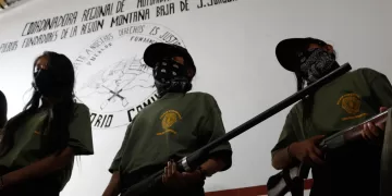 AYAHUALTEMPA, GUERRERO, 24ENERO2024.- Un grupo de 20 menores de edad, 15 niños y 5 niñas, fueron presentados en asamblea en la localidad de Ayahualtempa, perteneciente al municipio de José Joaquín de Herrera (Hueycantenango), a menos de 24 horas de que el gobierno del estado subiera a reunirse con las autoridades de este lugar. De acuerdo con mandos comunitarios de la Coordinadora Regional de Autoridades Comunitarias - Pueblos Fundadores (CRAC-PF), solo los mayores de 15 años cuentan con la capacidad para organizar y defender su pueblo, solo en los casos donde los demás integrantes salgan a hacer recorridos fuera de su localidad. La mañana de este miércoles, a menos de 24 horas de que el gobierno estatal acudiera a esta localidad para atender sus peticiones y buscar impedir la presentación de los menores, los policías comunitarios y los habitantes realizaron una asamblea para presentar a los nuevos integrantes de este cuerpo de autodefensa. Durante la asamblea, los infantes realizaron una demostración del adiestramiento tipo militar que están llevando, desde marcha hasta posiciones de disparo, además, junto a los representantes de la CRAC-PF, mandos del Consejo Tradicional del Gobierno Nahua les tomo protesta como integrantes de la autodefensa de esta localidad. FOTO. DASSAEV TÉLLEZ ADAME/CUARTOSCURO.COM