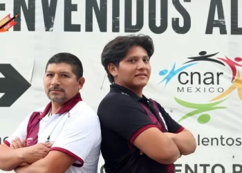 El chetumaleño Saúl Jared Pech Chi (Derecha) y su entrenador