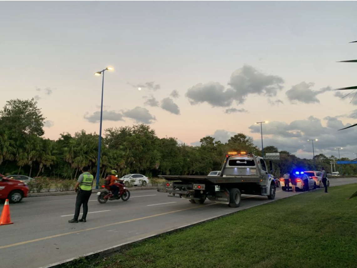 Detienen a mujer taxista de Playa del Carmen por levantar pasaje en el aeropuerto de Cancún