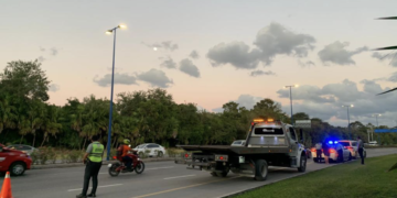 Detienen a mujer taxista de Playa del Carmen por levantar pasaje en el aeropuerto de Cancún