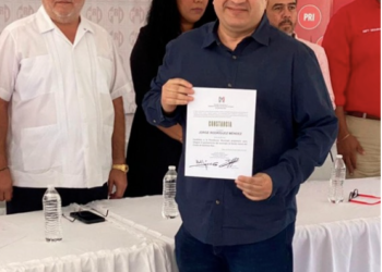 Jorge Rodríguez recibe constancia como candidato a la presidencia municipal de Cancún