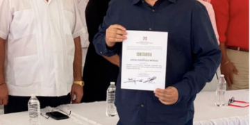 Jorge Rodríguez recibe constancia como candidato a la presidencia municipal de Cancún