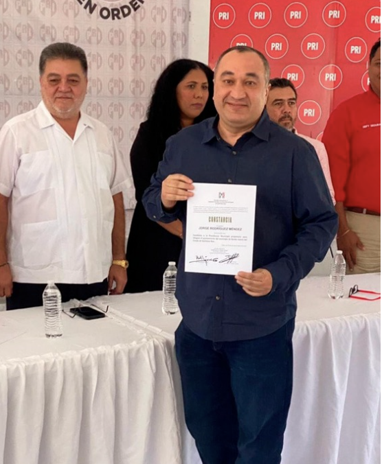 Jorge Rodríguez recibe constancia como candidato a la presidencia municipal de Cancún