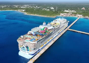 El crucero más grande del mundo, “Icon of the Seas”, llega a Costa Maya con 10 mil visitantes