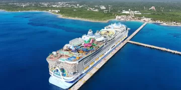 El crucero más grande del mundo, “Icon of the Seas”, llega a Costa Maya con 10 mil visitantes