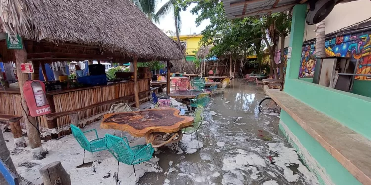 Holbox se recupera tras el paso del frente frío número 32