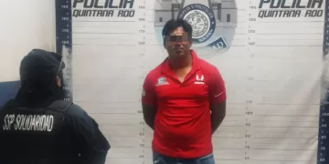 Sujeto detenido en Playa del Carmen por amenazar a una mujer con una pistola