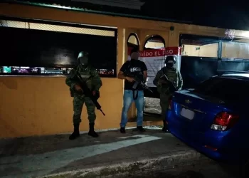 Aseguran drogas un vehículo y cartuchos útiles en cuatro cateos en Cancún y Chetumal