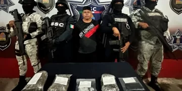 Narcomenudista trata de huir con un vehículo robado