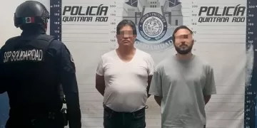 Dos individuos asegurados al tratar de huir en un auto robado