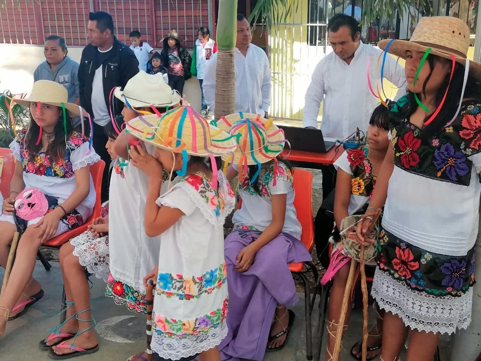 Alumnos de 9 escuelas indígenas conmemoran el Día Internacional de las lenguas maternas