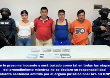 Cuatro individuos con más de $200 mil en efectivo escupen e insultas a policías