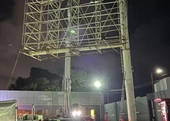 Continúa el retiro de espectaculares en Cancún