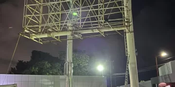 Continúa el retiro de espectaculares en Cancún