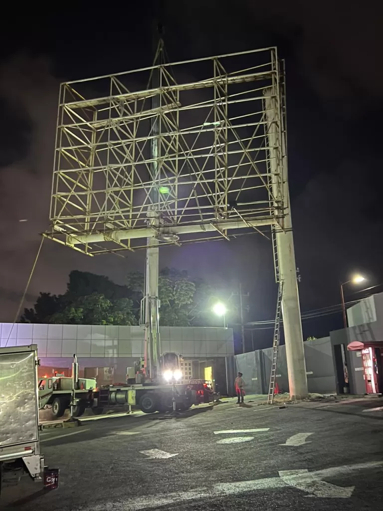 Continúa el retiro de espectaculares en Cancún