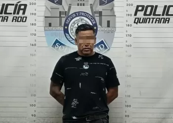Policías de Solidaridad evitan que sujeto se haga daño con una pistola
