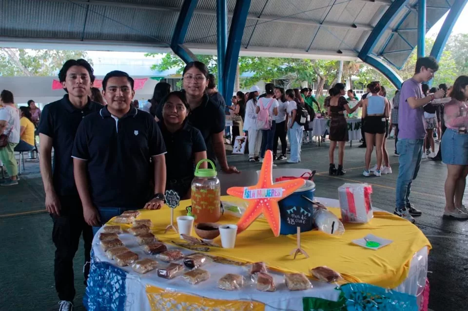 Estudiantes de Turismo de la UT Cancún impulsan emprendimiento en el Pabellón Turístico