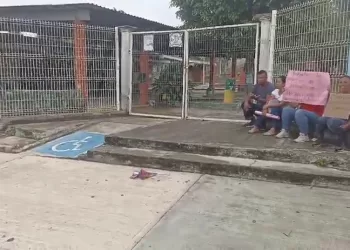 Padres de familia exigen destitución de directora por presuntas arbitrariedades