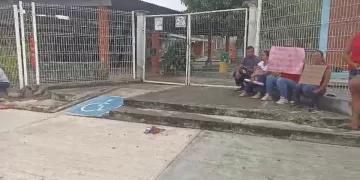 Padres de familia exigen destitución de directora por presuntas arbitrariedades