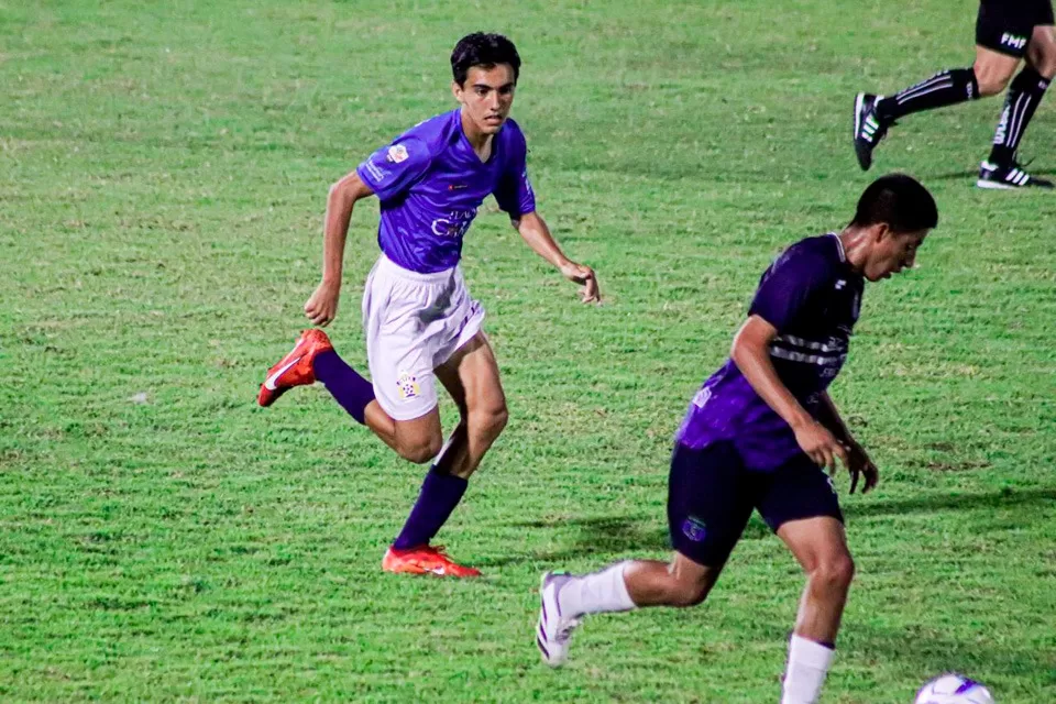 Adonai García, brilla en doble debut profesional con el Inter Playa