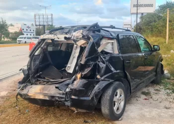 Carambola de 4 autos en el bulevar Colosio de Cancún con saldo de por lo menos 4 lesionados