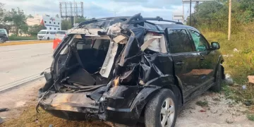 Carambola de 4 autos en el bulevar Colosio de Cancún con saldo de por lo menos 4 lesionados