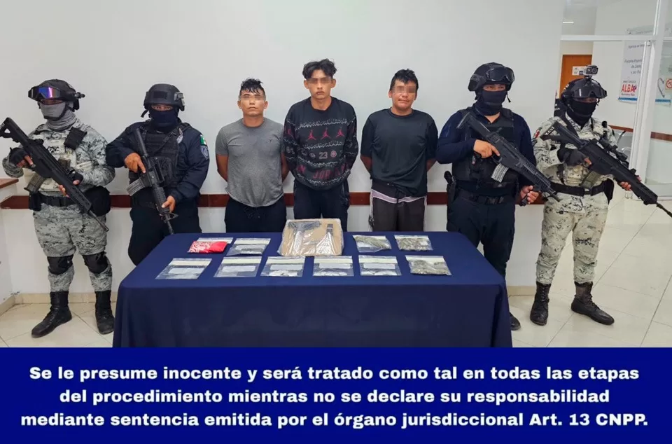 Tres individuos, uno de ellos con una pistola, se repartían cocaína y marihuana