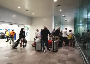 Seis operaciones afectadas por el cierre del aeropuerto de Puebla tras lluvia de cenizas