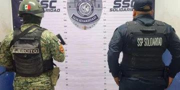 Encuentran paquete con droga en playa frente a hotel de la Riviera Maya