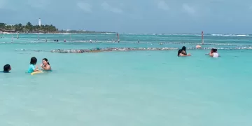 Contratan personal para limpieza de playas en Mahahual