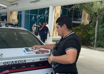 Detienen a sujeto que extorsionaba turistas en aeropuerto de Cancún