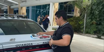 Detienen a sujeto que extorsionaba turistas en aeropuerto de Cancún